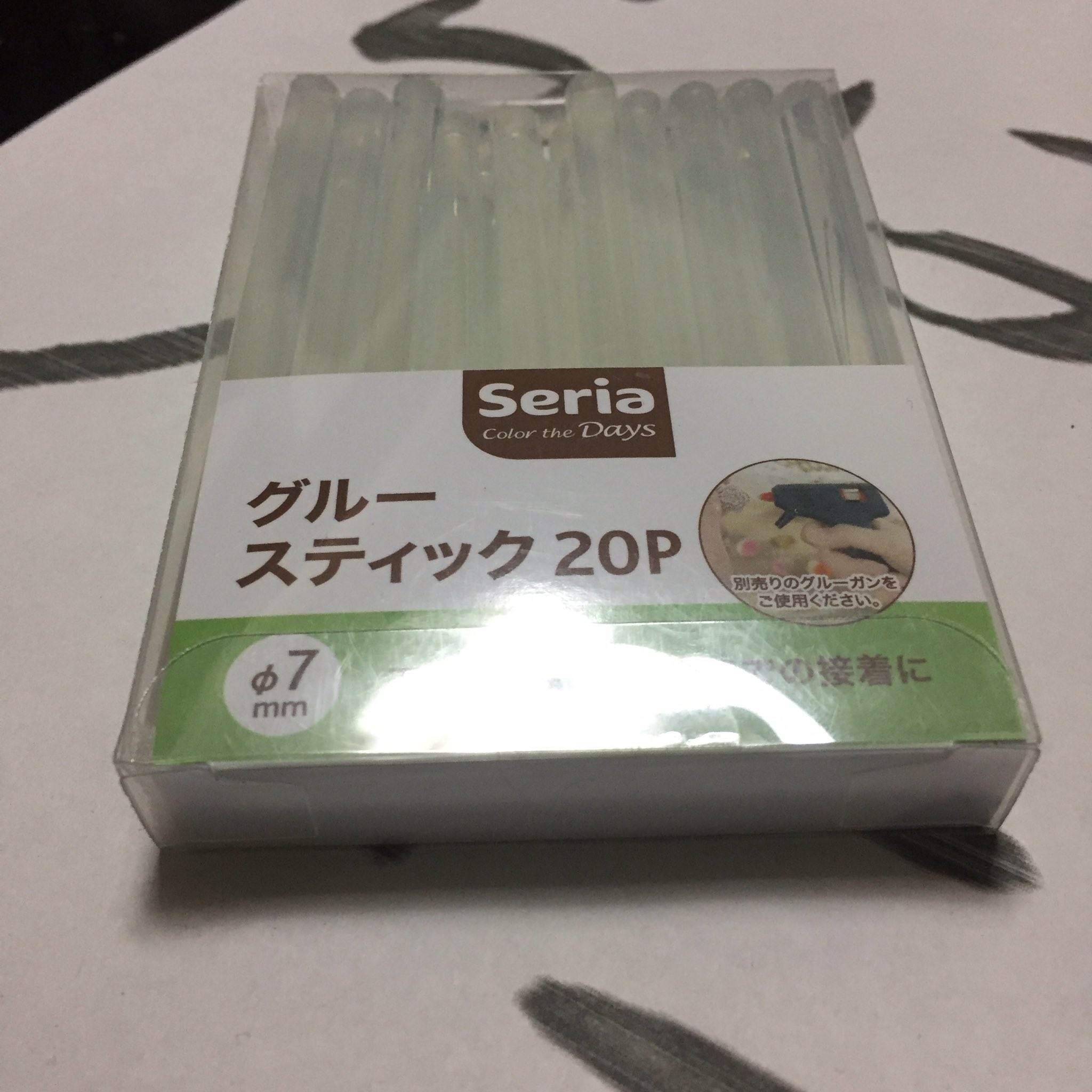 は る ひ セリアでグルースティックを買った なにかを接着するのではなく これ自体で17年版のほにゃららをつくってみます ハンガーよりはましなのがつくれるだろかどうだろか はるまーとがアップをはじめました 出会いに感謝を込めて T