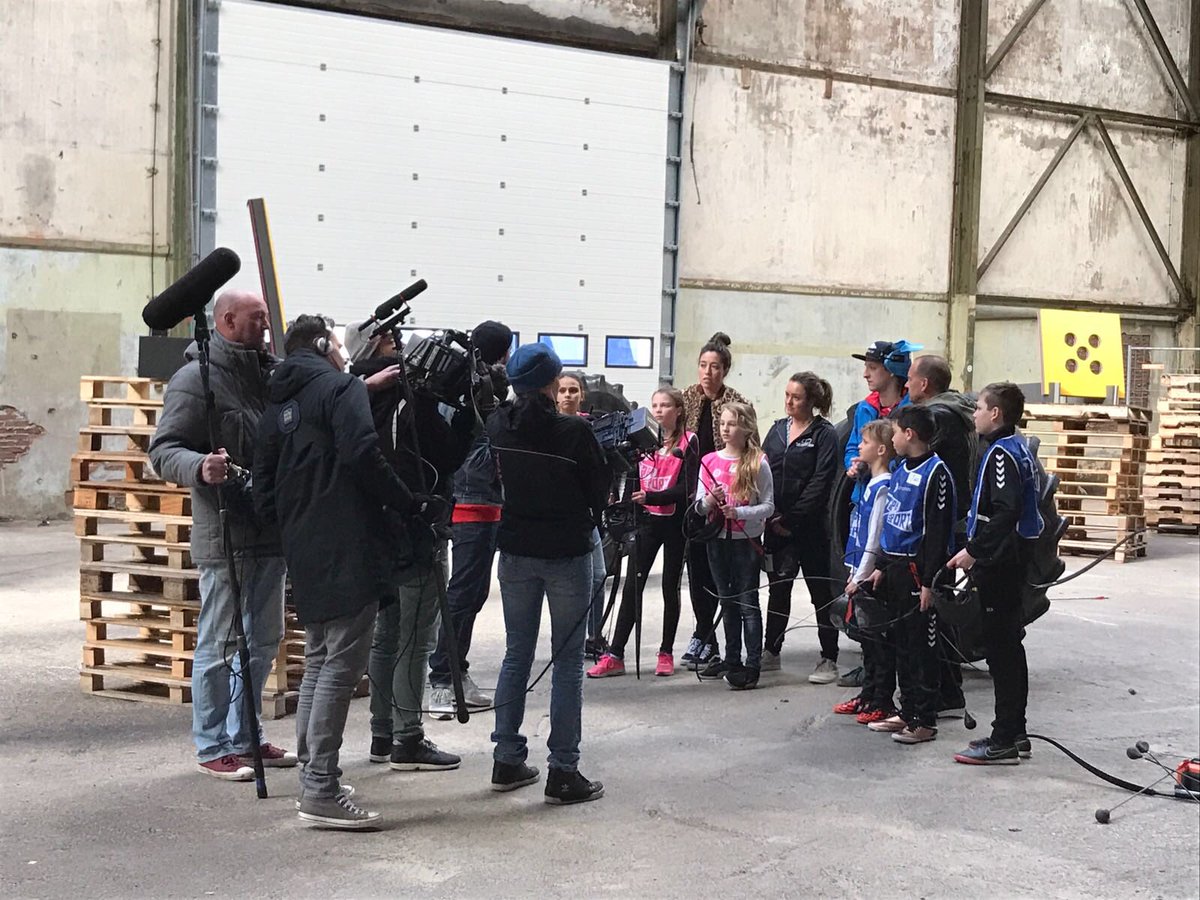 The_Sport_Box's tweet image. Vandaag erg leuke opnames gehad van Zapp Sport The Battle! Jongens tegen de meiden met Archery Attack! Later deze maand op de buis!