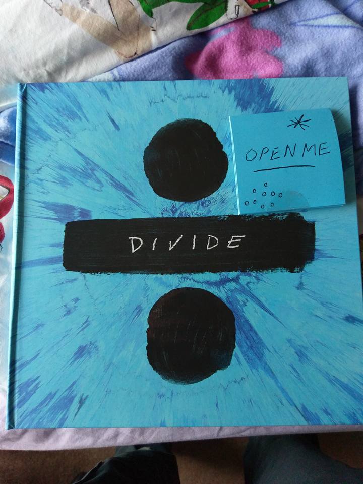 Anaveildra's tweet photo. Arrived a day early... I love this so much #DIVIDE Thank you @edsheeran https://t.co/bmP396Icqk