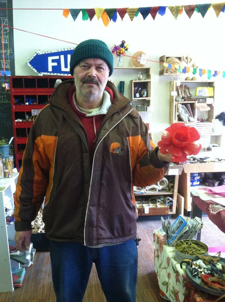 Upcycle_Parts's tweet photo. #TBT #StClairSuperior neighbors upcycling!  Here's Marino w/ a #BottleBlossom he designed himself!  We promote upcycling as a community! https://t.co/2daURHzmwo