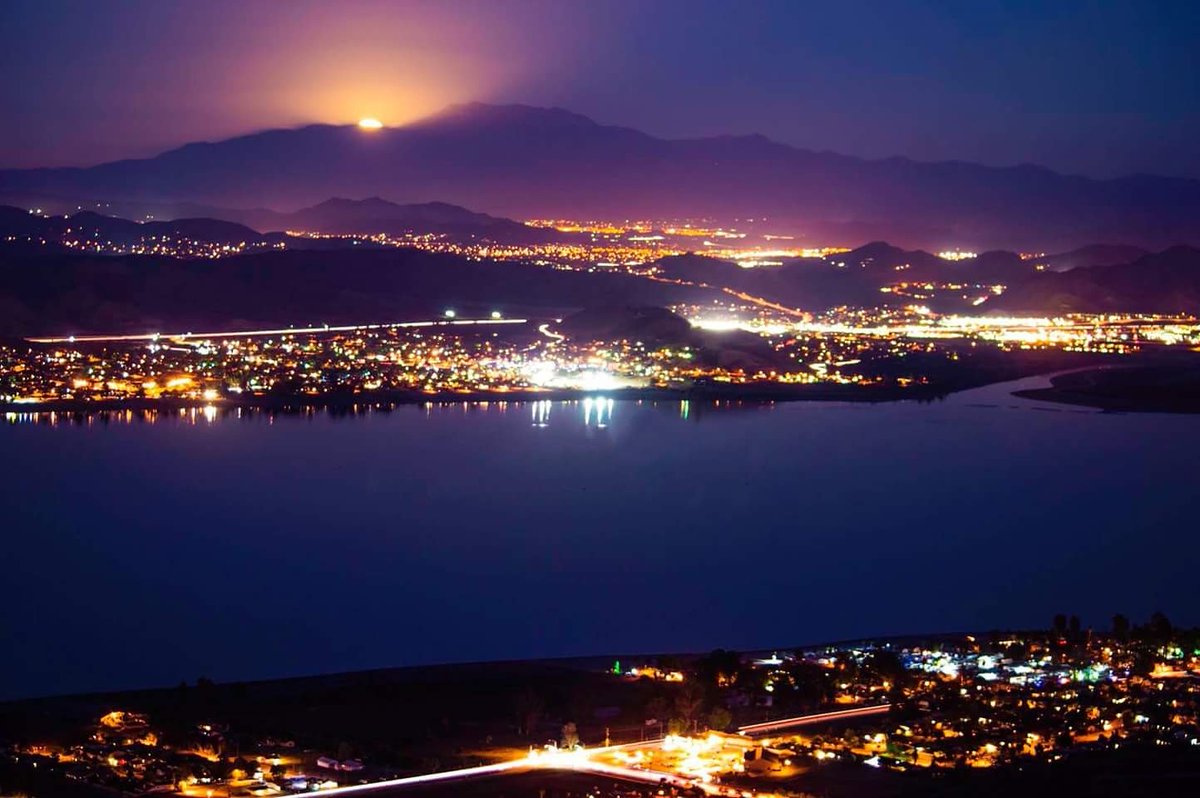 sexydaze's tweet photo. TBT to the time we had breakfast in the clouds. View over Lake Elsinore with a rising moon. #Home #LakeE #TBT #Love ❤❤
📷:Jimmy Fu-tography https://t.co/FqY29P9VVF