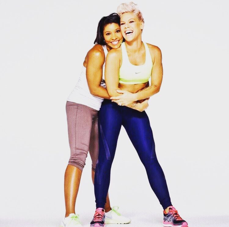 LilouPink_'s tweet image. ❤️@Pink &amp;amp; @JeanetteJenkins "Happiness is not a station you arrive at, but a manner of travelling." - Marg B. Runbeck #ThrowbackPicturesPink