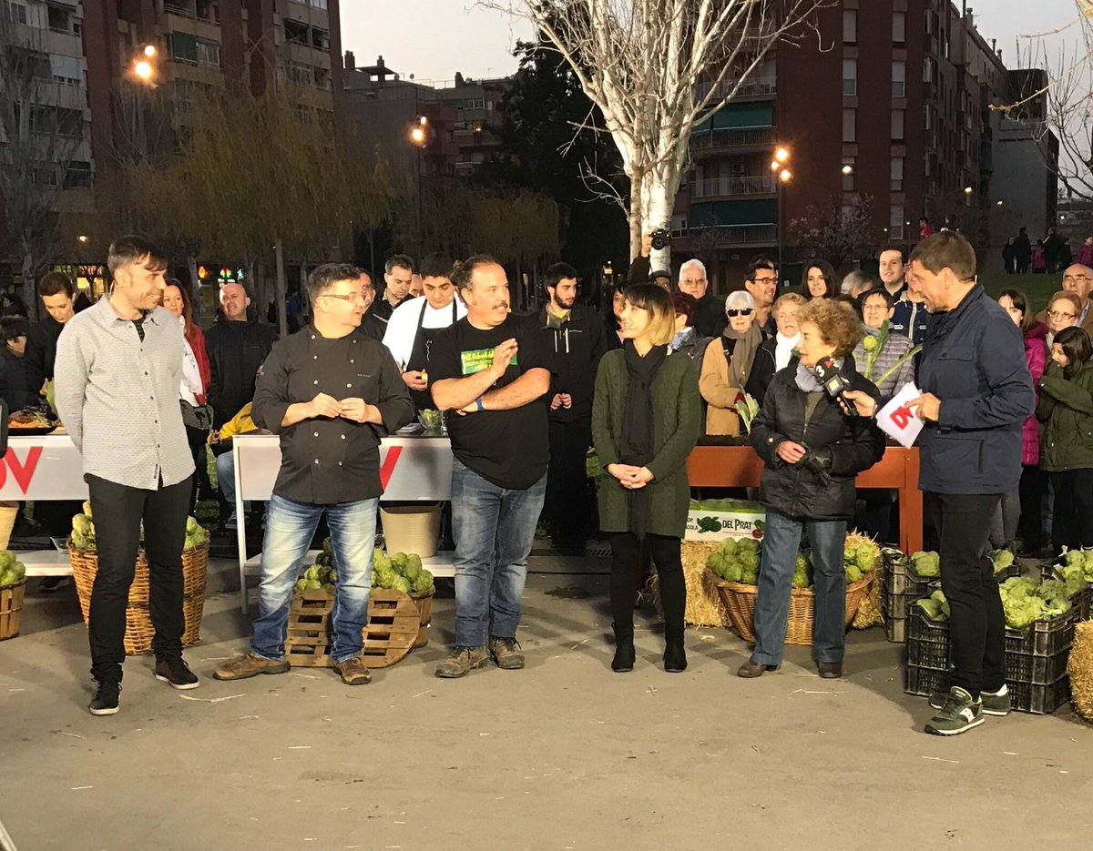 AGTkm0's tweet photo. Defensa del producte del #ParcAgrari #BaixLlobregat Montse de la Granja Torres i Lola Malet parlant del #PotaBlava 🐔el 1er pollastre IGP🐔 https://t.co/FMOFBRUYwR