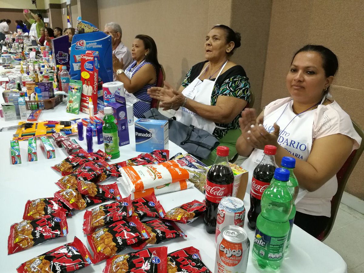 Noti360_'s tweet photo. Ahora | El Pdte @JuanOrlandoH participa en lanzamiento de 4 nuevos productos de @Banca_Solidaria en #spsloveisfun https://t.co/SDIGobbHH6