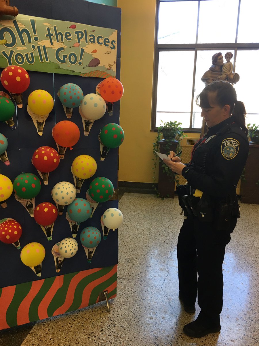 bhart610's tweet image. Thank you to @SHARPLiteracy and @MilwaukeePolice for reading to us this morning!  Come back anytime! #sasreadingweek #saspride