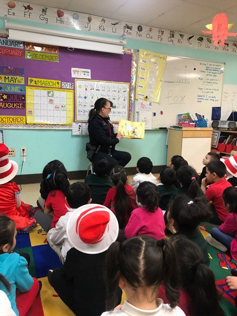 bhart610's tweet image. Thank you to @SHARPLiteracy and @MilwaukeePolice for reading to us this morning!  Come back anytime! #sasreadingweek #saspride