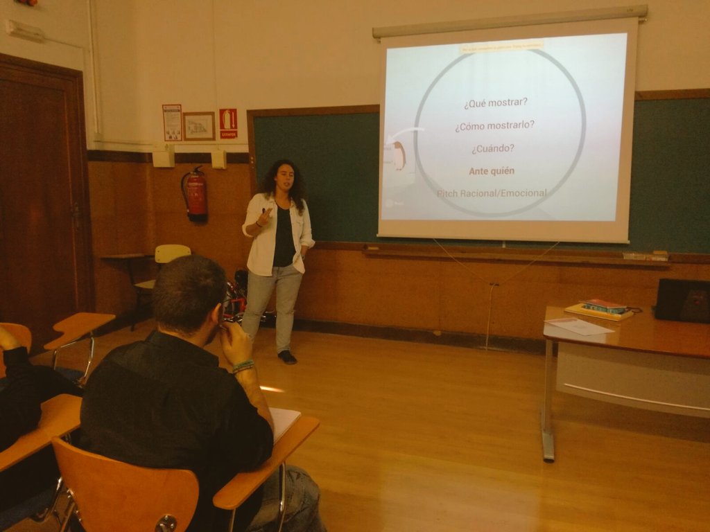 UGRemprendedora's tweet photo. Nuestra coordinadora de #YuzzUGR @Aisromar hoy en la sesión de #Pitch 🙂 Mucho ánimo con el reto #EsteEsMiPitch 👏 https://t.co/Hm36fFwL1X