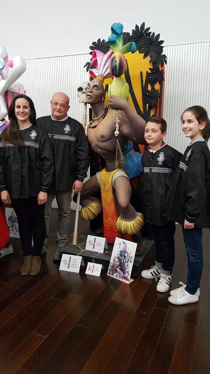 Fallavinguda's tweet image. Els nostres representants junt al nostre Ninot Indultat que ha obtingut el primer premi!