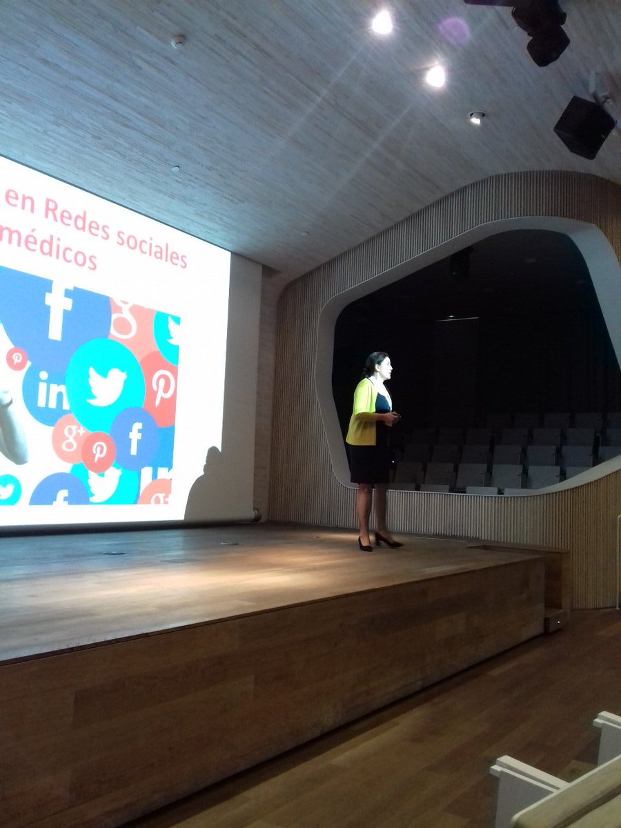 CandelaMedicalE's tweet photo. La @dra_barahona nos habla de Comunicación en Redes Sociales para médicos. ¡Súper interesante! #iMed2017 https://t.co/gblySu6hsc