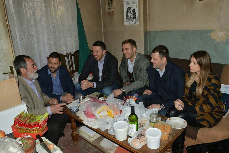 DPSCrneGore's tweet photo. Savjet mladih DPS-a Glavnog grada uručio humanitarnu pomoć pjesniku Slobodanu Došljaku - Beću #DPS #SMDPSCG #SMDPSPG https://t.co/gCwtHFh7P2 https://t.co/3cOihdt7KB