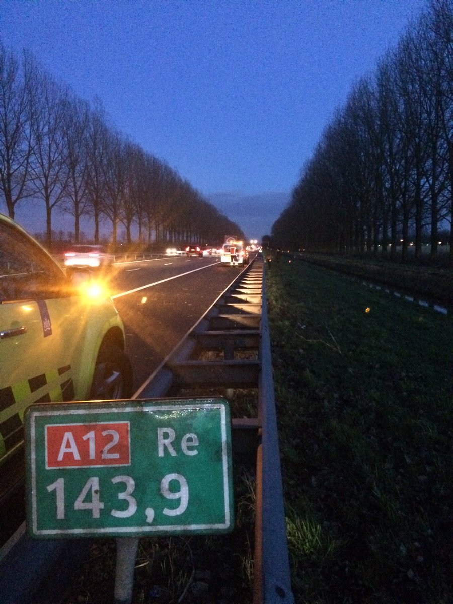 WIS_JanvA's tweet photo. #A12e beveiligen ANWB. Wissel lekke band. https://t.co/C7SP58enfQ