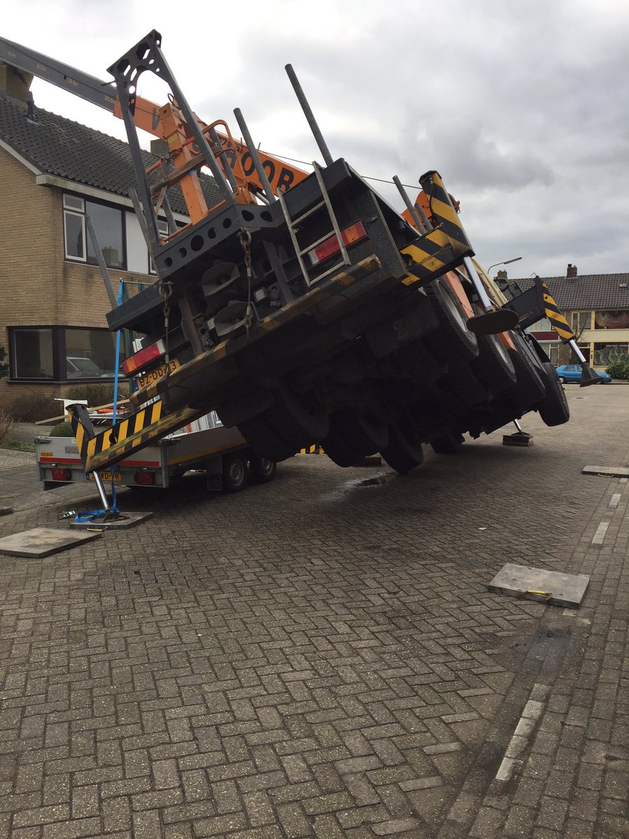 Ongeval materieel! Kraan valt op huis na weg zakken stempel!