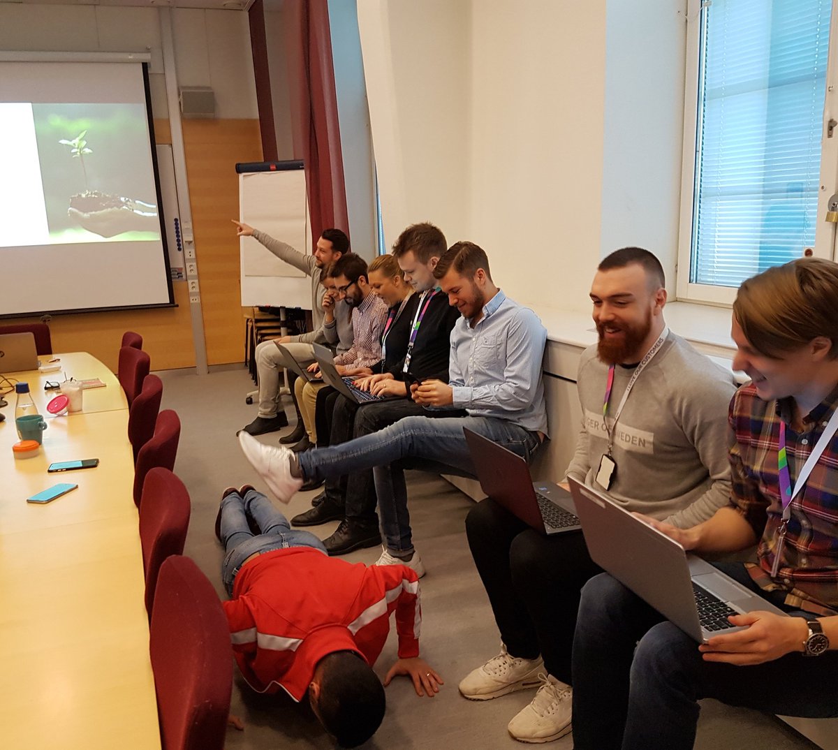 FruTjader's tweet photo. Norrköpings LG är föredömen gällande friskvård. Inga stolar på LG-möten 💪 #tappa #newgentelco #consumerservices  #theplacetowork #wellbeing https://t.co/eQxeXzndLe