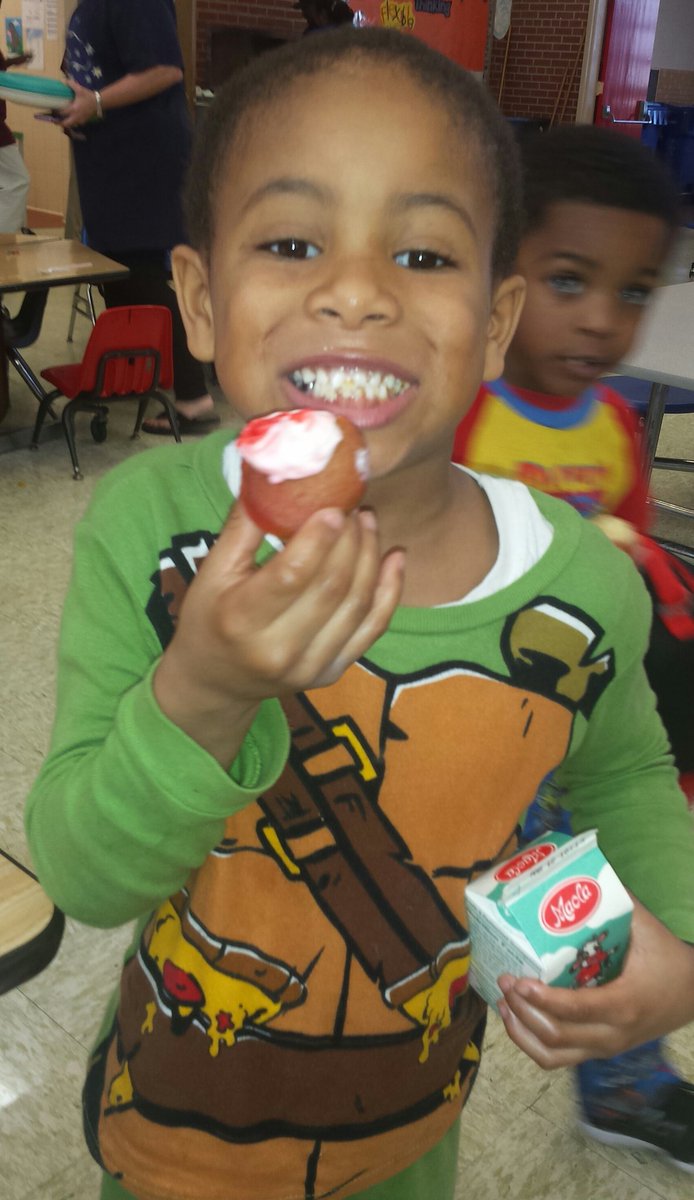 A special thank you to our cafeteria staff for preparing yummy cupcakes for Dr.Seuss's Birthday!!!! 🎁🎂🎈🎉 #espcubs