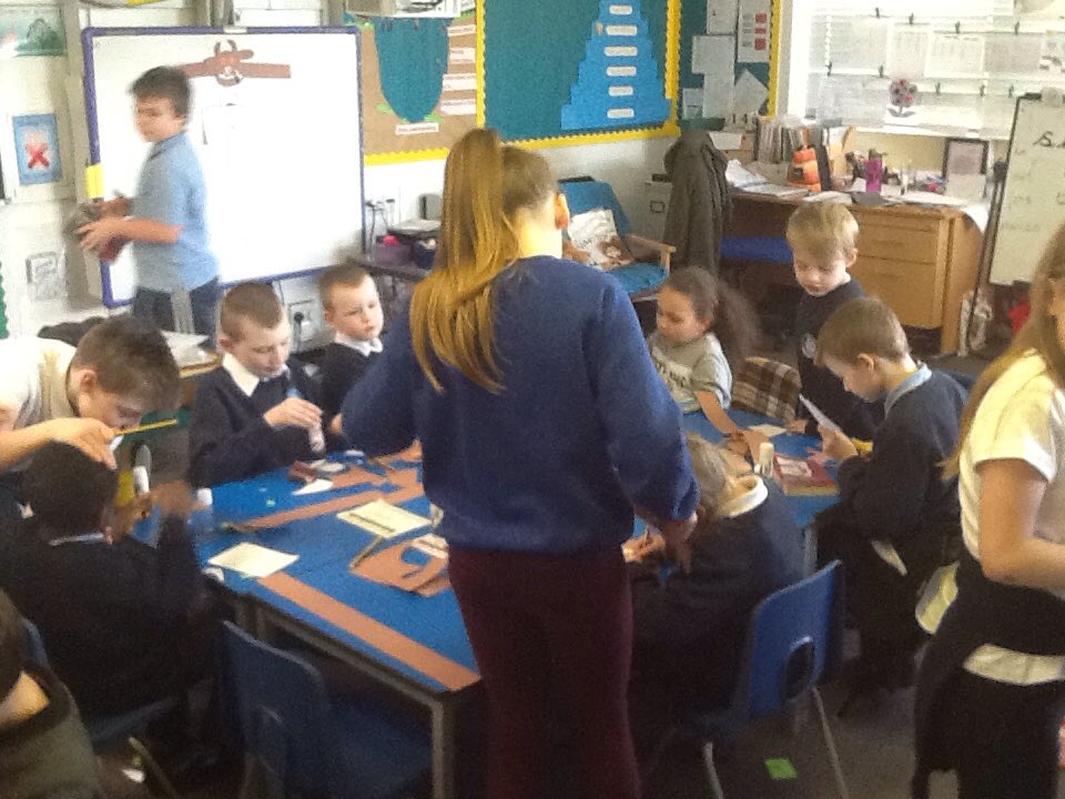 MrsHogg09's tweet photo. #WorldBookDay with our buddies! Making #gruffalo hats! 👍📚🌍 #sharingthelearning #canalview #buddylearning https://t.co/s8Ee9iulsM