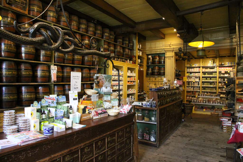 Steun Jacob Hooy op Kloveniersburgwal 12 door hun lekkere drop te kopen. #jacobhooij #drop