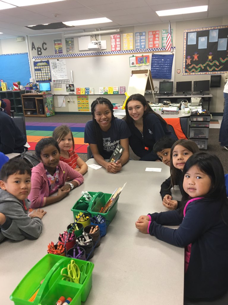 michelederus's tweet photo. @EastvaleCNUSD Read Across America with Roosevelt High students #CNUSDREADS https://t.co/B8d0LZhrss