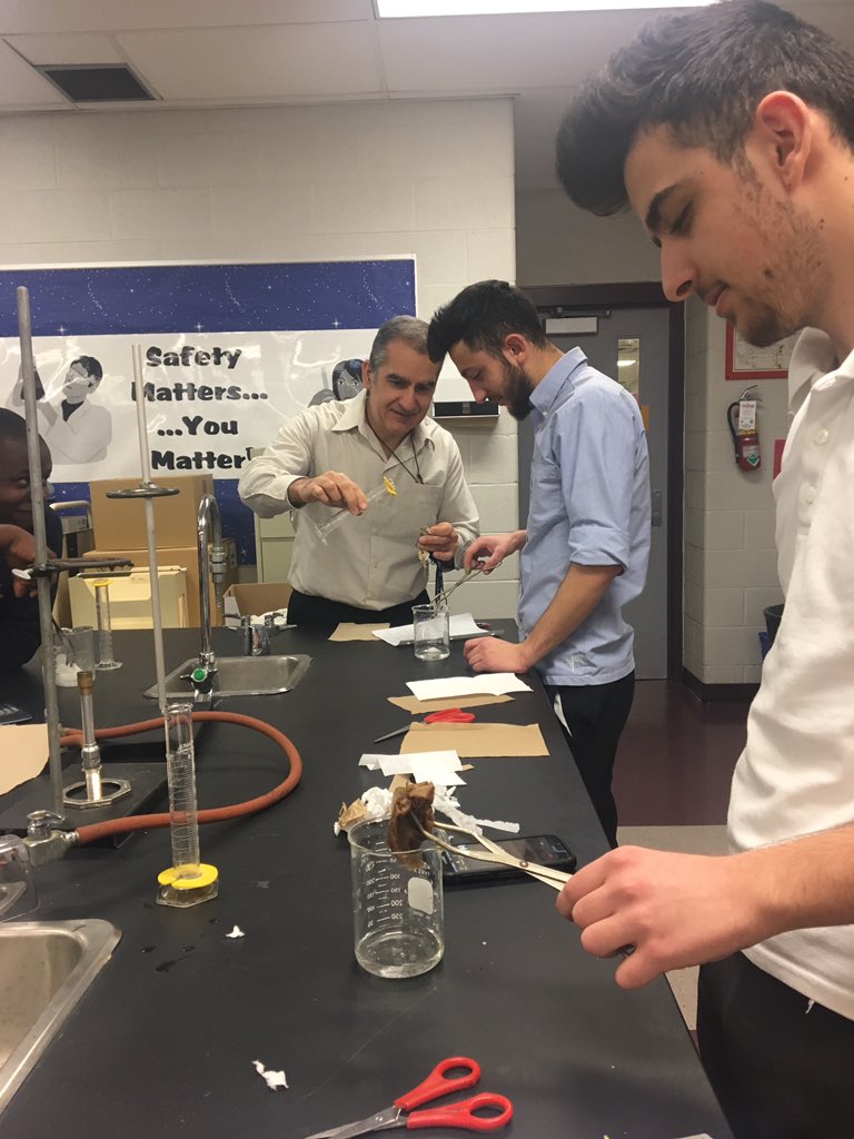 SilScience1's tweet photo. Exploring matter... HANDS ON! 👐🏽🔬⚖️ https://t.co/dh3WUYJtKn