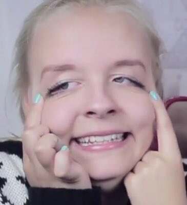 Txnibee's tweet photo. Ein RT für unsere Beauty-Youtuberin..? 😍🔥 @dagibee 

#KCA #DagiBee #KCALieblingsvlogger https://t.co/Yb3LZGPziy