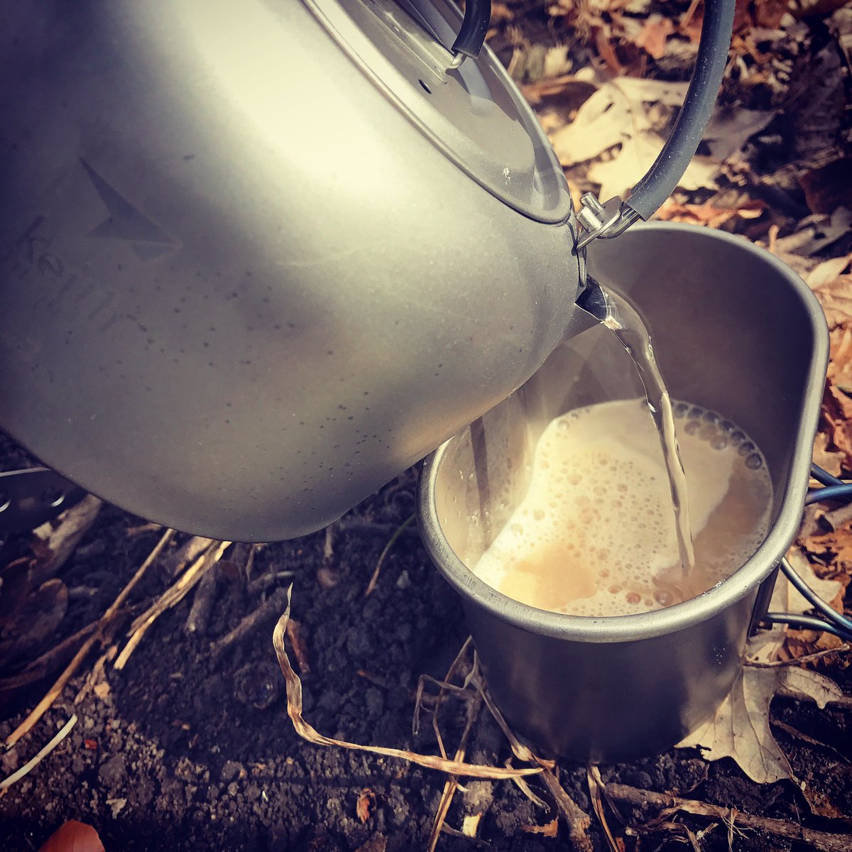 ShaneOutdoors's tweet photo. Enjoying the Keith Titanium Kettle. It's so unbelievably lightweight. #keithkettle #keithtitanium #kettle #1litre #stovelove #brewtime https://t.co/RHv7HEcH0t