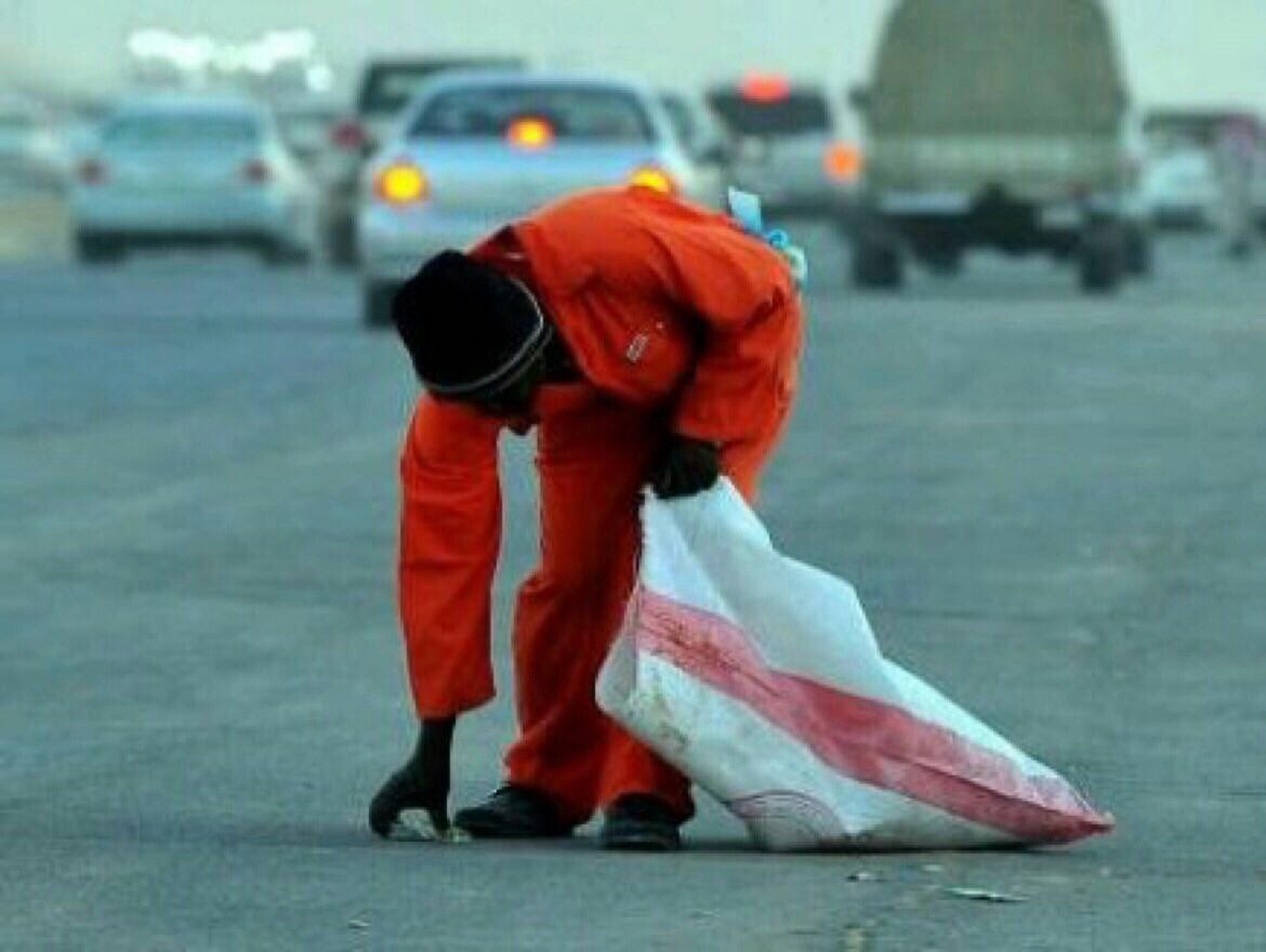 #شي_ابيك_تعرفه
الرجل الذي ينظف الشارع لا يسمى زبال 
إنما يسمى عامل النظافه !
 
{ الزبال } هو من يرمي الزباله في الطريق