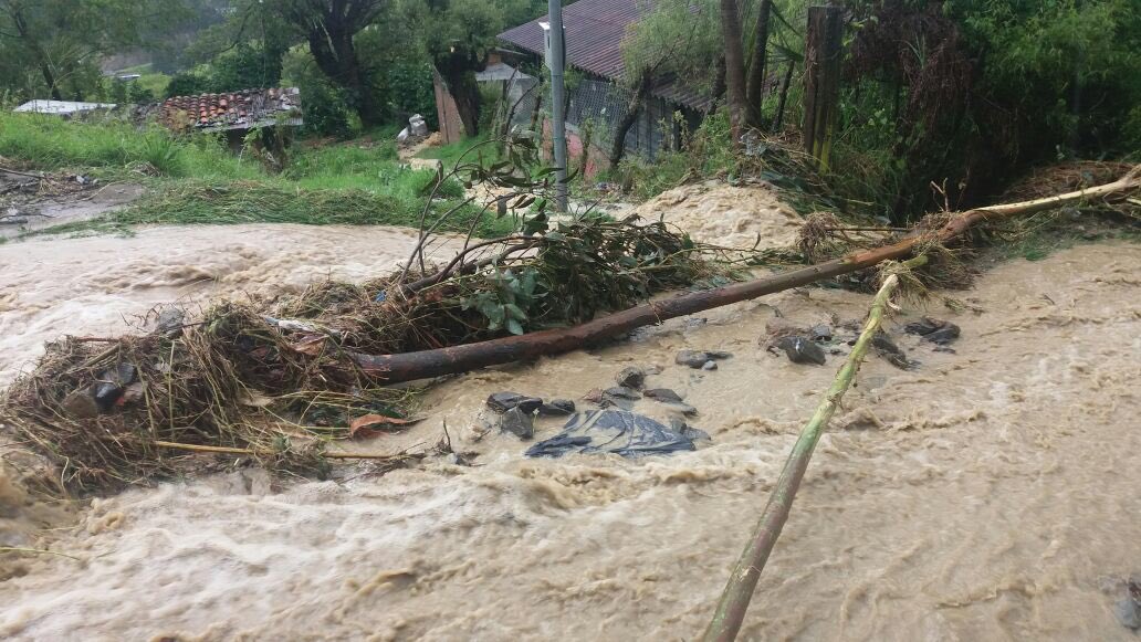 [BOLETÍN] #ECU911 #Loja coordinó evacuación de familias afectadas por derrumbe bit.ly/2mfUjk8