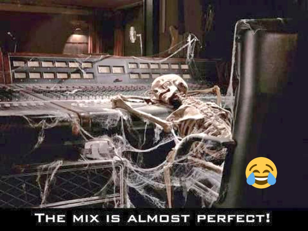 FlevprodStudio's tweet image. #SoundEngineer #life #recordingsession 🎙#Mixsession 💻 #studiotime #BadWay 😂😂😂