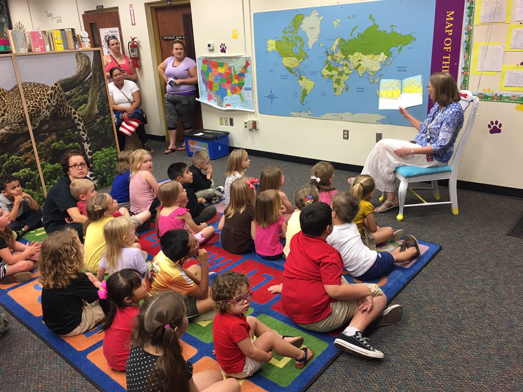 MikeLastra57's tweet photo. What a fun #DrSuess Night at #EES!!Students got to read The Sneetches and go in and out of the ⭐️ on/off machine along with the story! #P2TP https://t.co/LmLQqoxa89