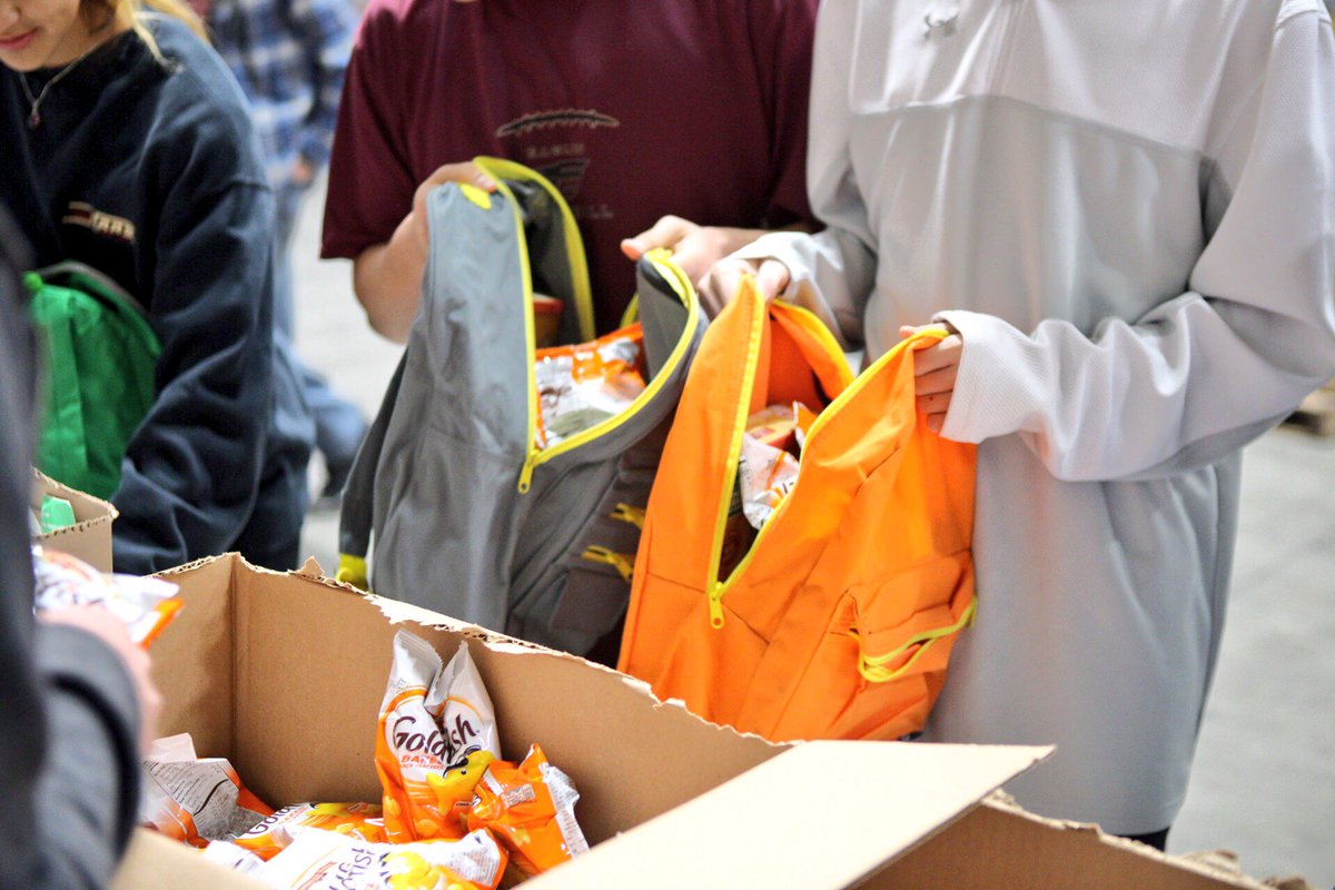 thefeather's tweet photo. The @ComFoodBankCV is dedicated to ending hunger in #Fresno &amp; Central Valley. @FresnoChristian supports @ENPFresno #FCserveday17 #packfood https://t.co/h6yteeBoLa