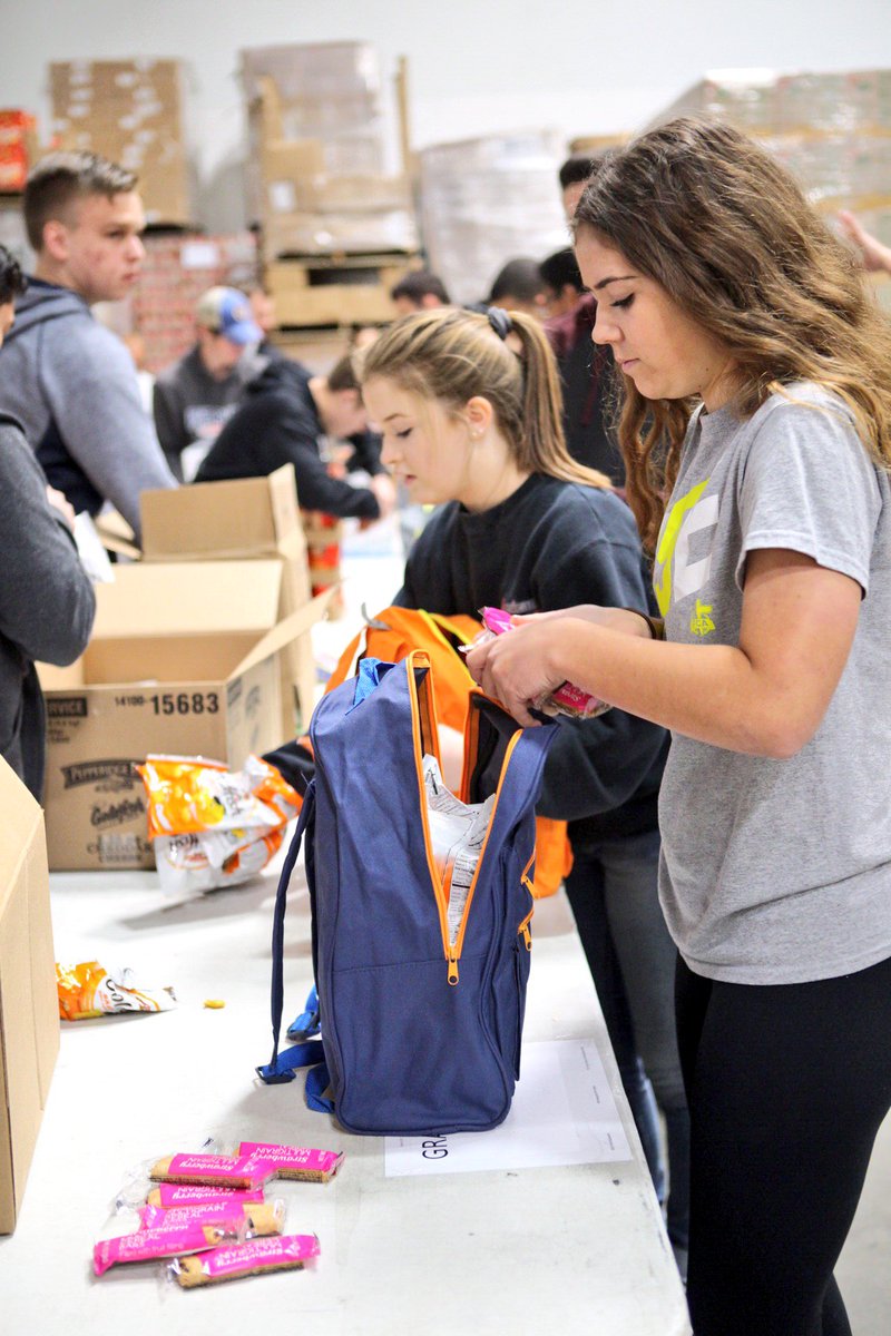 thefeather's tweet photo. The @ComFoodBankCV is dedicated to ending hunger in #Fresno &amp; Central Valley. @FresnoChristian supports @ENPFresno #FCserveday17 #packfood https://t.co/h6yteeBoLa