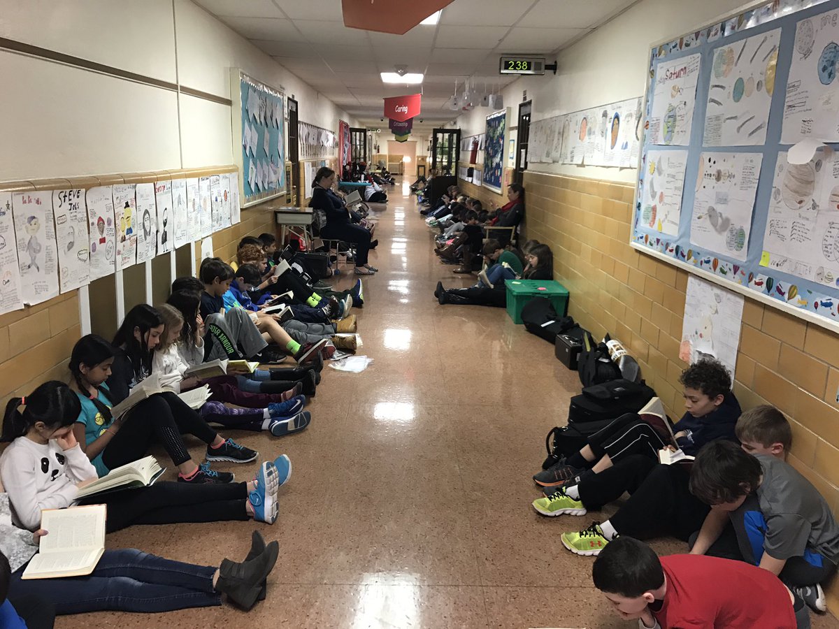 FRNElementary's tweet photo. Our students dropped everything and read on Dr. Seuss' birthday! #DEAR #DrSeuss #ReadAcrossAmerica #Franklin https://t.co/XwXIEzXXca