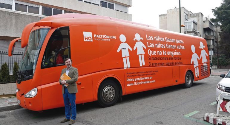 Ivilavin's tweet photo. Cómo pueden criticar de fobia o discriminación a quién sólo dice la verdad? #HazteOir #BusFobiaM4 #BiologíaSÍ https://t.co/odPzr9EXlX