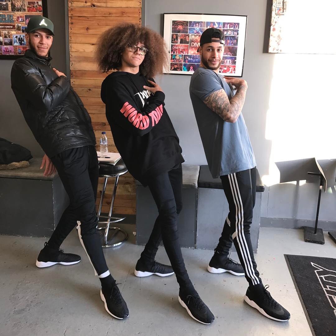 Matching shoes &amp; pose ey?🙃😂
<a href="/NathanRamsayy/">Nathan Ramsay</a> <a href="/perrikiely/">Perri Kiely</a> <a href="/Warren_DV/">Warren Russell</a>
