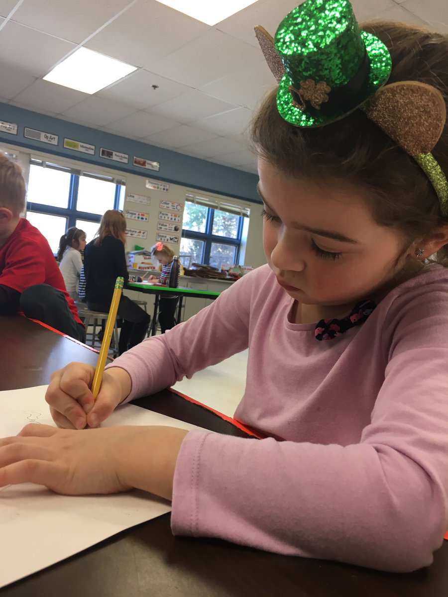 KatrinaLSloan's tweet photo. Ran from meetings downtown to volunteering in my daughters kindergarten art class 🎨at @WarrenSchool thanks to #shawmutflex @Shawmut_Builds https://t.co/qzZrSl7FAL