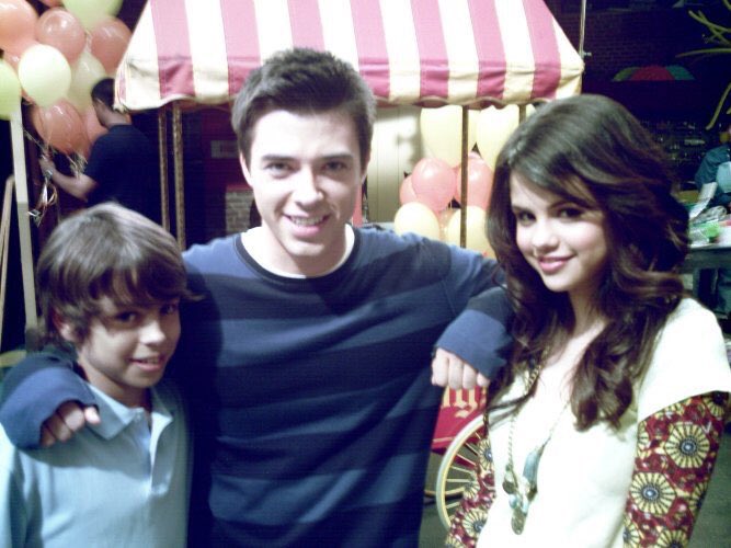 SMGPL's tweet photo. Nowe/Stare zdjęcie z planu serialu "Czarodzieje z Waverly Place"! https://t.co/nDwPd3h4uM
