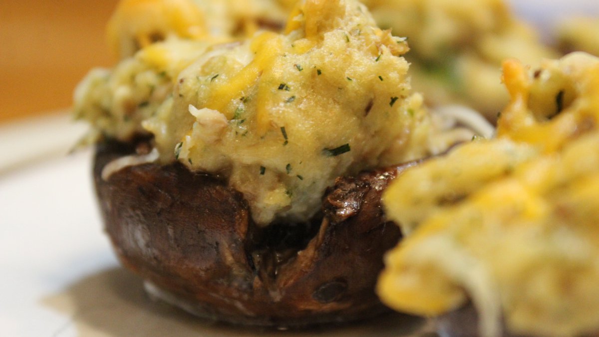 Sneak Peak of a #video coming out soon to drake.spoonuniversity.com
#crabstuffedmushrooms #foodporn #drooling 🤤