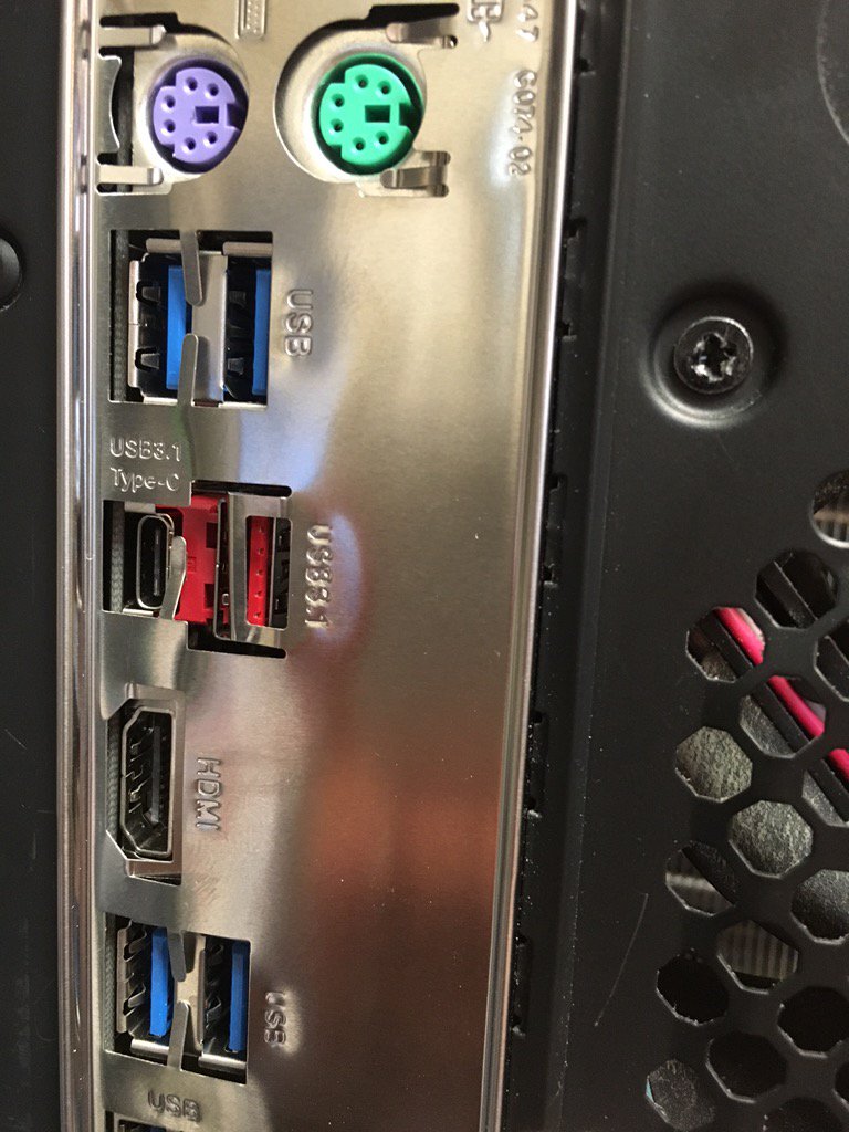 techselfies's tweet image. #niceio #badinstall #wearepros customer installed mobo, they forgot to check this short