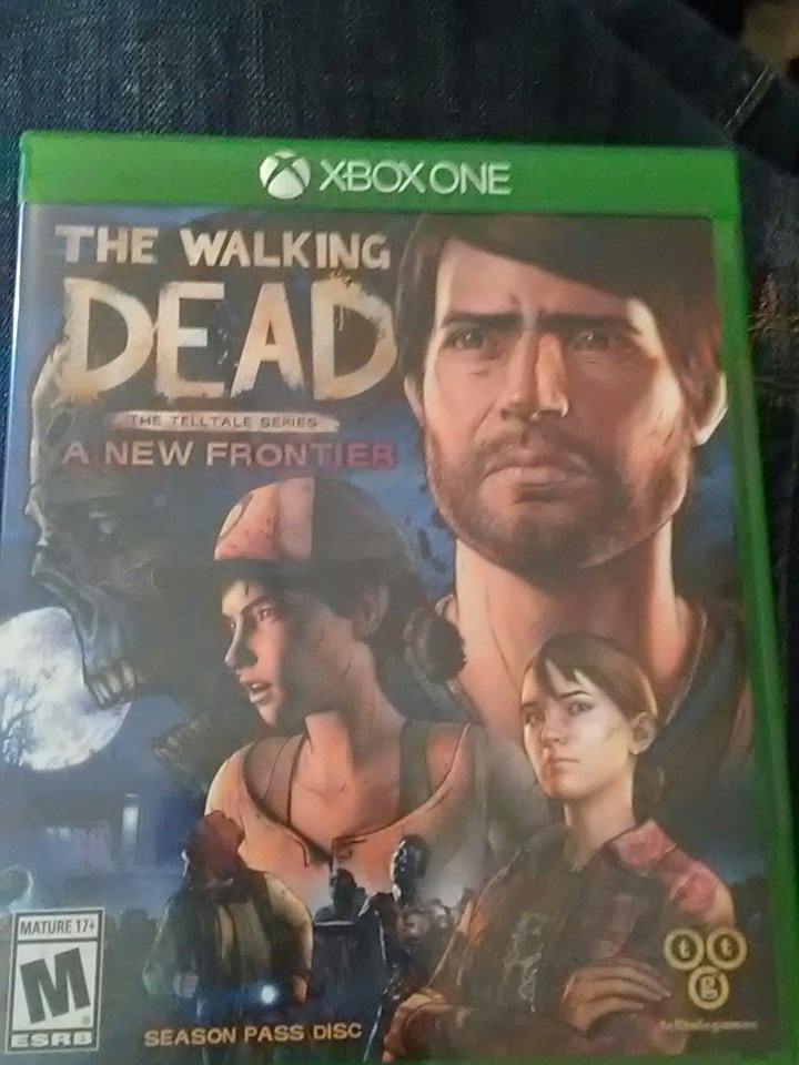 MosesRodrigue14's tweet photo. Just got mine baby #TWDFamily https://t.co/fHzHg60mWc