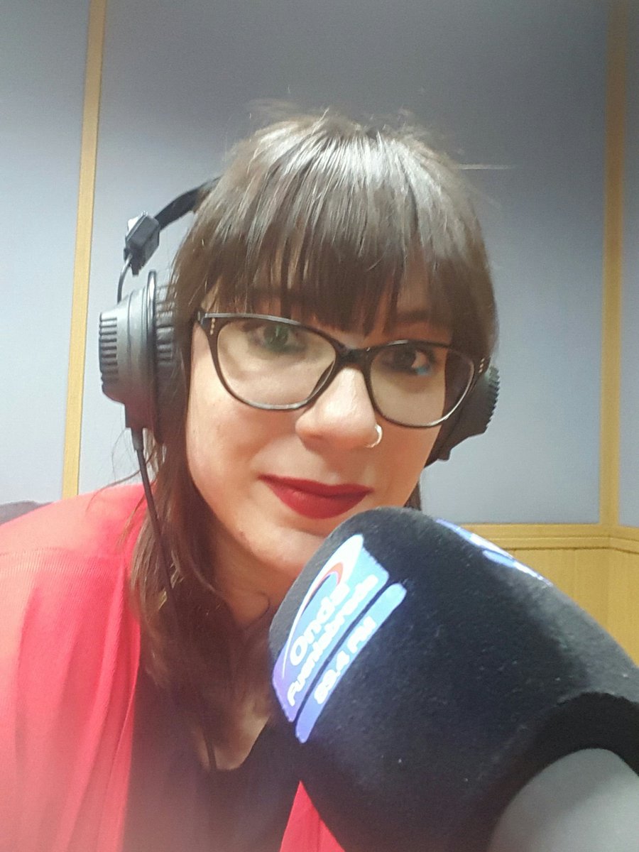 CarolArmero's tweet photo. Empezamos en @dalequetruene con el mejor equipo @HankS0L0 @raulsanzdj @jcsanchezwriter @jdelatorrediaz @helenhel_gel https://t.co/aZtkrHHfNR