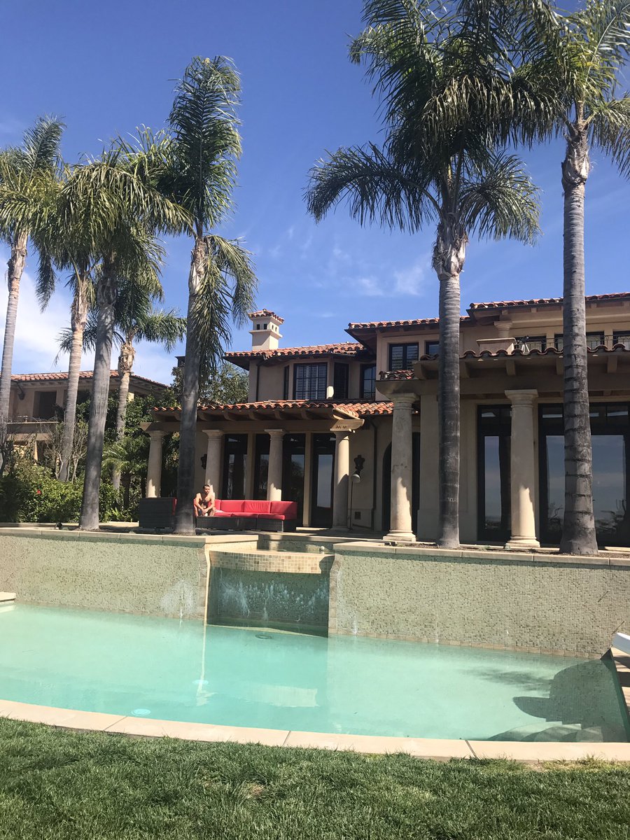 Teeqo's tweet image. I'm never leaving California

Sorry mom