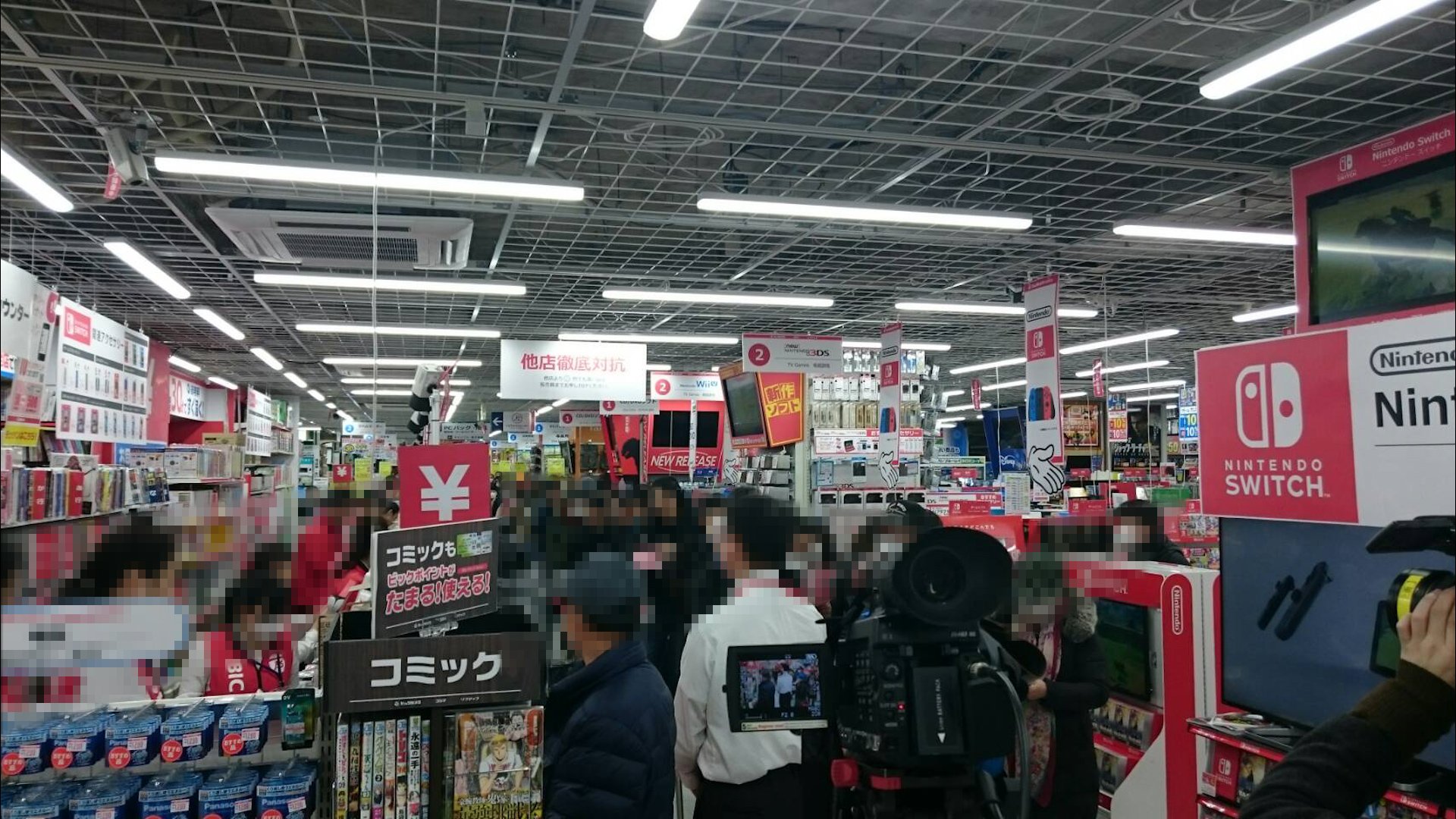 電ファミニコゲーマー 有楽町ビックカメラにおける Nintendo Switch ニンテンドースイッチ 販売時の様子 ちなみに180人ほど並んでいたそうです というわけで 生放送のスタジオにも本体が到着 T Co 5dxcri3f5p Nintendo 任天堂 T