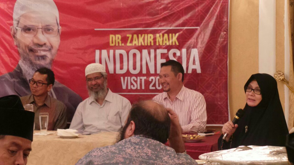 ummi_irena's tweet photo. Semoga kehadiran Dr. Zakir Naik membuka cakrawala berpikir baru khususnya pada muslim Indonesia. https://t.co/yH83isEqBL