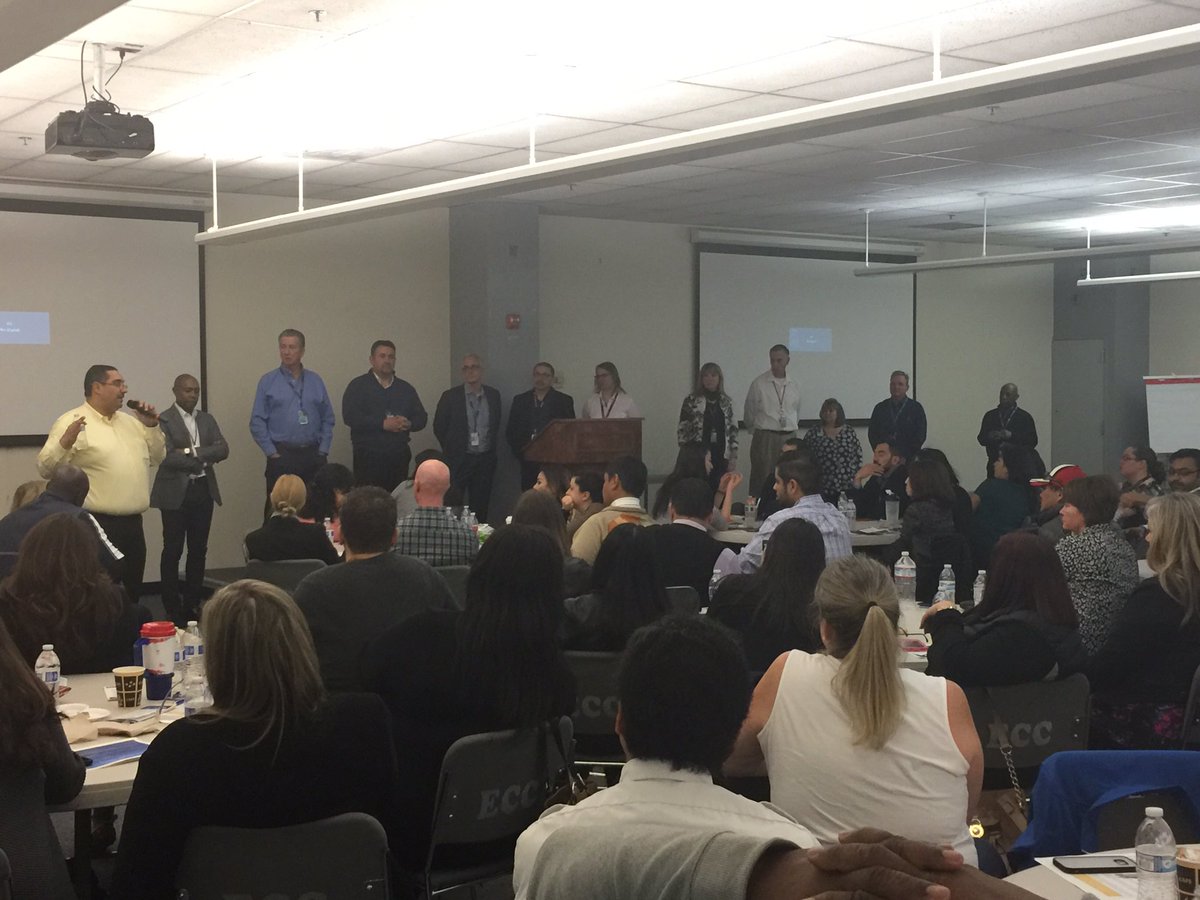 HRguyDGS3's tweet photo. @weareunited VP Mike Hanna and team updating SFO leadership. https://t.co/ObAdpDrJBY