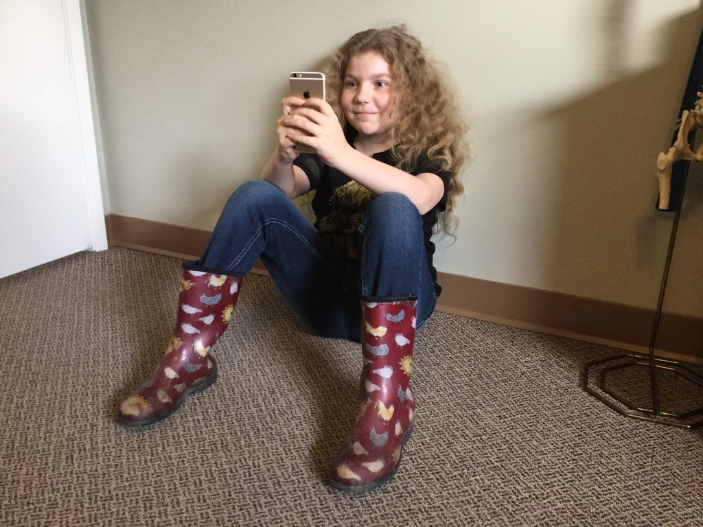 AngMacdonaldDC's tweet photo. When there is screen time, this is an excellent way for kids 2 play on phones & tablets. #waitingformom #notextneck https://t.co/lgNCkOLlEO