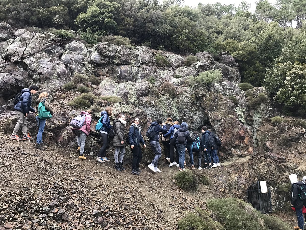 MuSel_MuCast's tweet photo. Anche a scuola di #geologia oggi e domani con le classi terze della scuola media di #Chiavari con la prof.ssa Paola Piccardo #Mucast https://t.co/0yD5qZAgGR