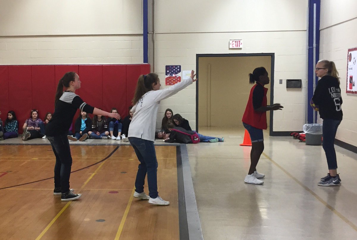murray_mms's tweet photo. @MMS_MISD Hooping it up for Hearts semi-finals! https://t.co/hXce05qISN