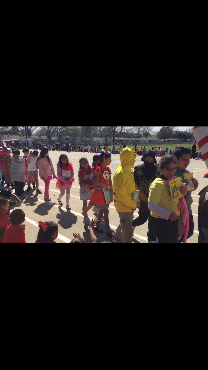 Mrs_Chavoya's tweet photo. Gorgeous day for a Character Parade@CentralCFB #CubsRead https://t.co/axFQq9itHF