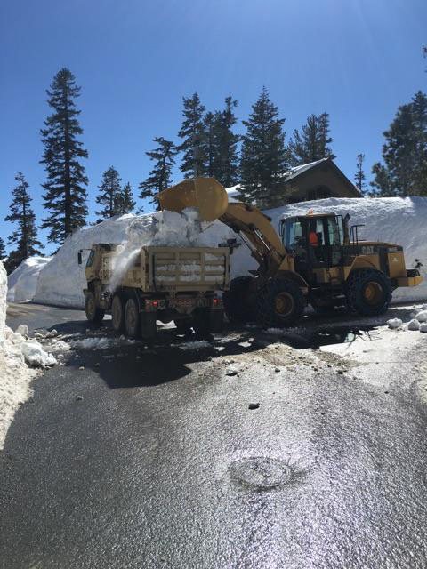 TheCalGuard's tweet photo. #CalGuard is assisting #MonoCounty officials with snow removal operations in #MammothLakes. #146thAW #144thFW #163rdATKW #49thMP #235thEngCo https://t.co/B9MM1Yp9mT