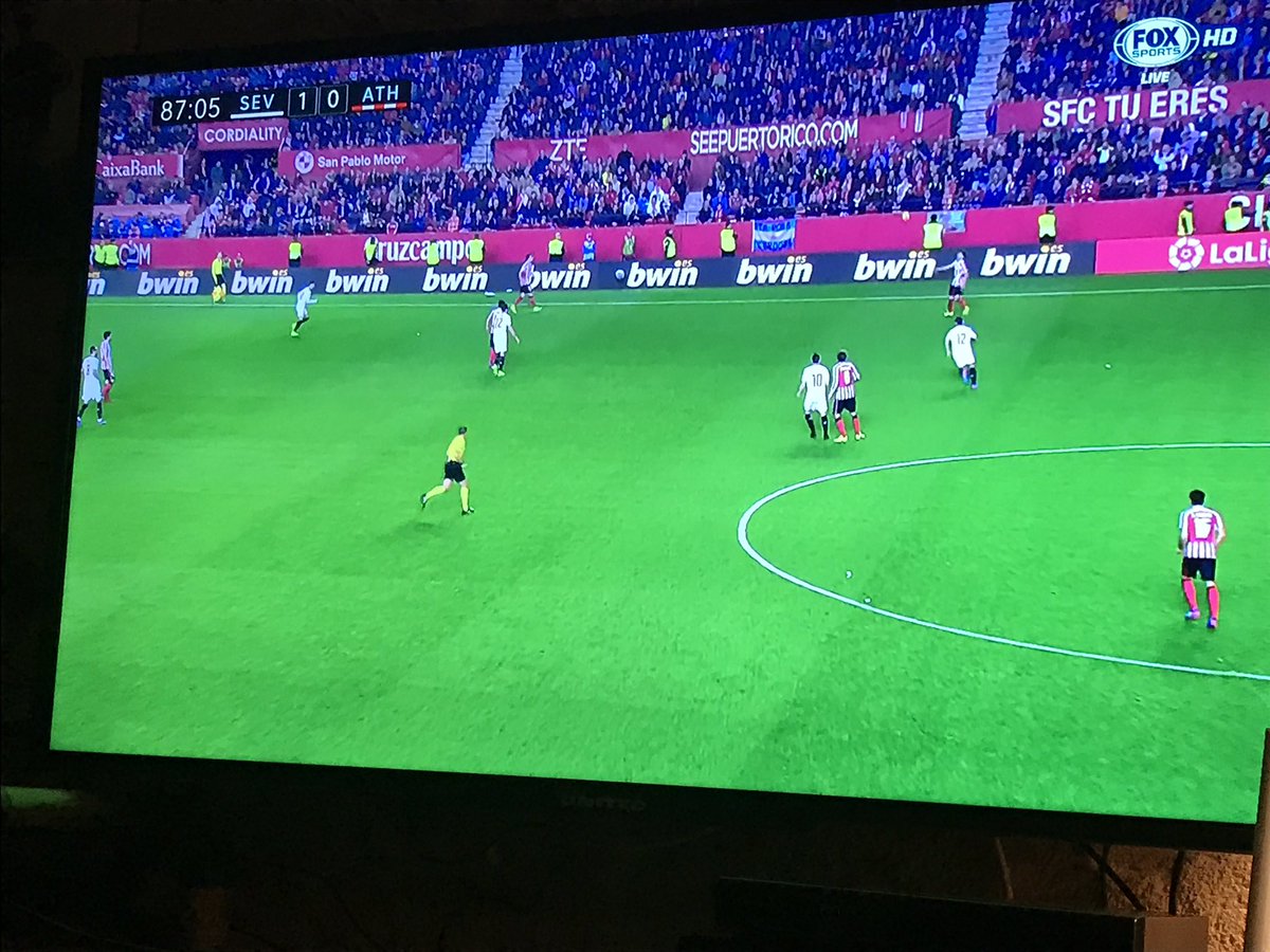 JChevanton's tweet photo. Mirando al Sevilla que estadio por dios!!!!! https://t.co/LhWGYBOWp4