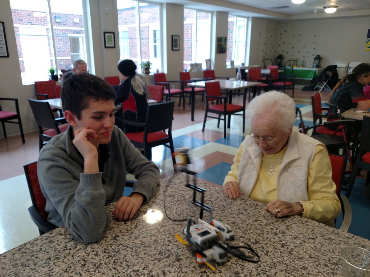 kimgalea820's tweet photo. Building LEGO Robots with the residents at The Rivers @uniliggett #omgrobots https://t.co/YKQUWygdmE